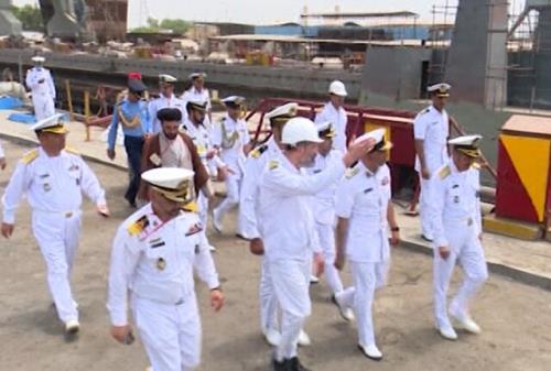 بازدید فرمانده نیروی دریایی عمان از بندرعباس