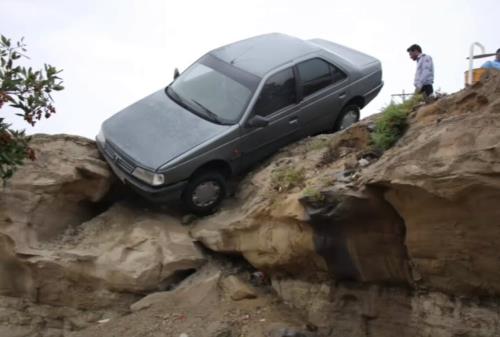 سقوط خودرو در کوهستان پارک پنجه علی بندرعباس حادثه خسارت جانی نداشته است