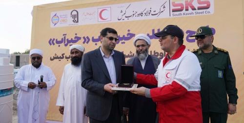 هلال احمر ایران نشان ویژه داوطلبی به مدیرعامل فولاد کاوه داد
