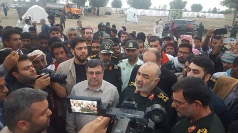 فرمانده كل سپاه از مناطق سیل زده جاسك بازدید كرد
