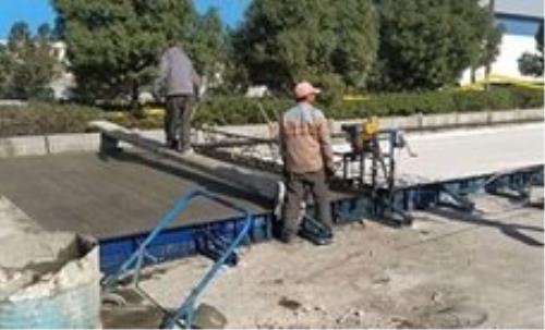 روسازی محورهای اصلی بندرشهید رجایی شروع شد